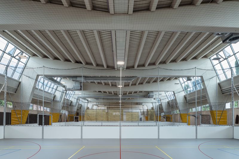 Umnutzung Messehalle 9 – Verbundene Sportflächen unter dem sichtbaren Tragwerk – Nina Baisch